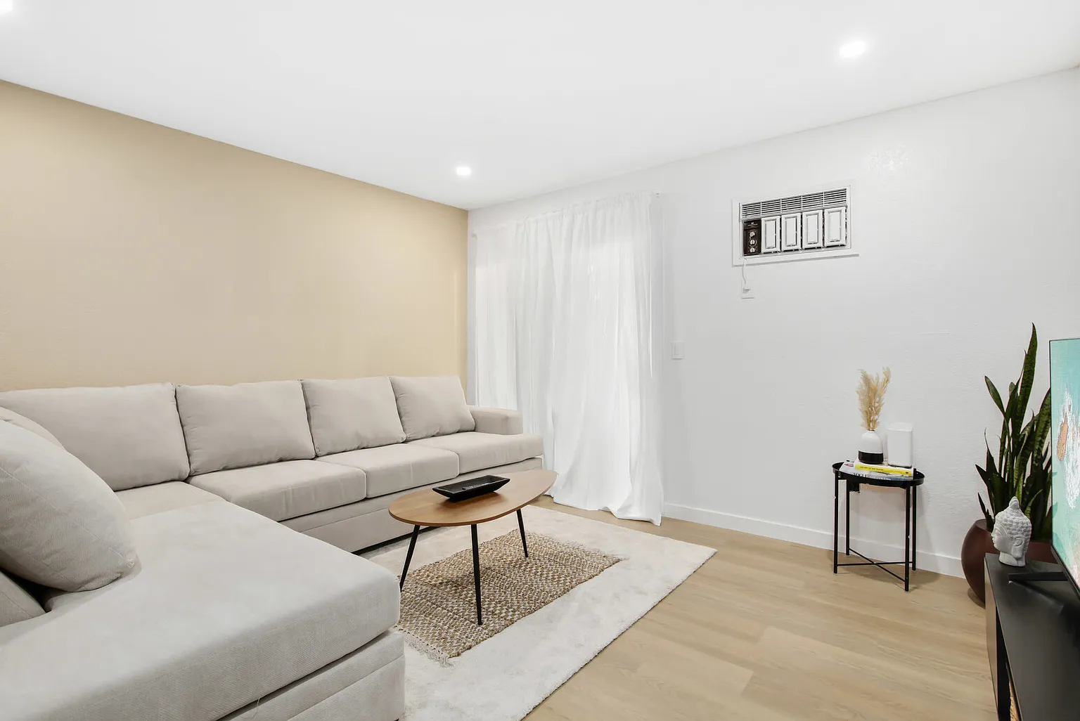 Peaceful2 BR home with Parking & WIFI — Photo 2