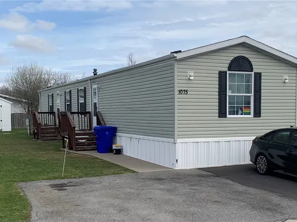 1075 Fernwood Dr, Lockport, NY 14094