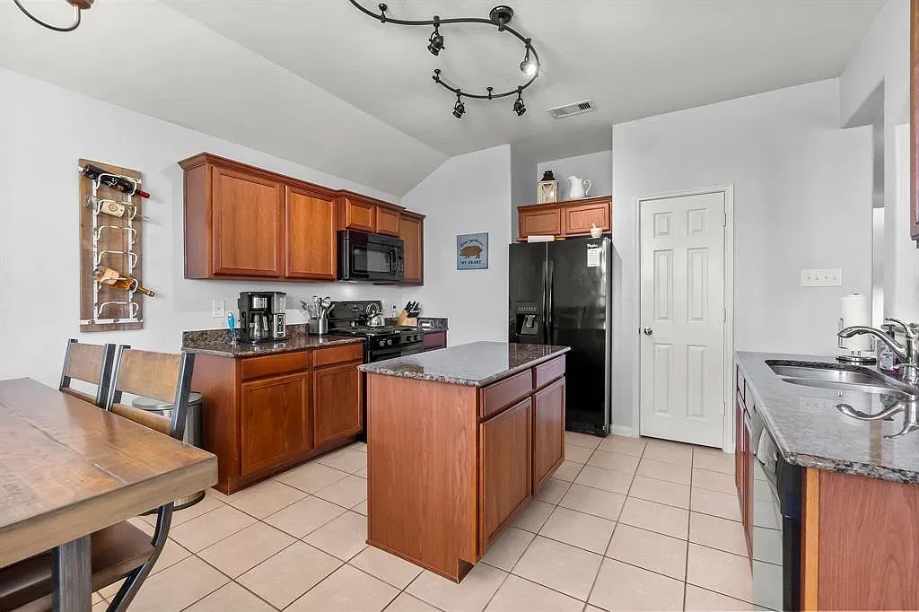 3 bed, 2.0 bath, 1414 sqft, $1,850 — Photo 3