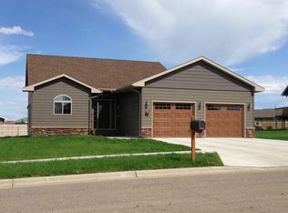 1035 Oak Dr, Watertown, SD 57201