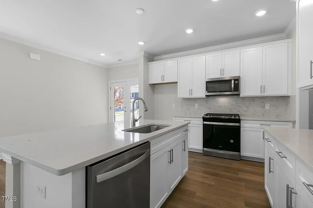 3 bed, 3.0 bath, 2433 sqft, $2,295 — Photo 3
