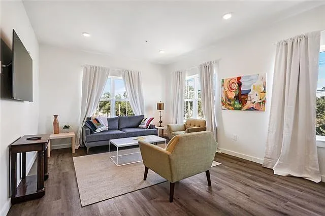 2 bed, 2.0 bath, 959 sqft, $2,400 — Photo 3