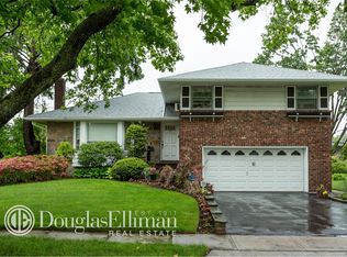 19 Center Dr, Syosset, NY 11791