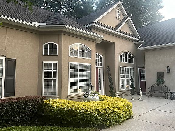 Sep. entrance to Split Bdrms