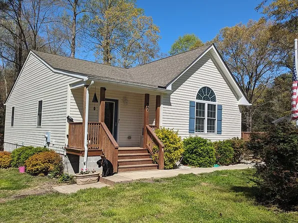 77 Hickory Dr, Hartfield, VA 23071