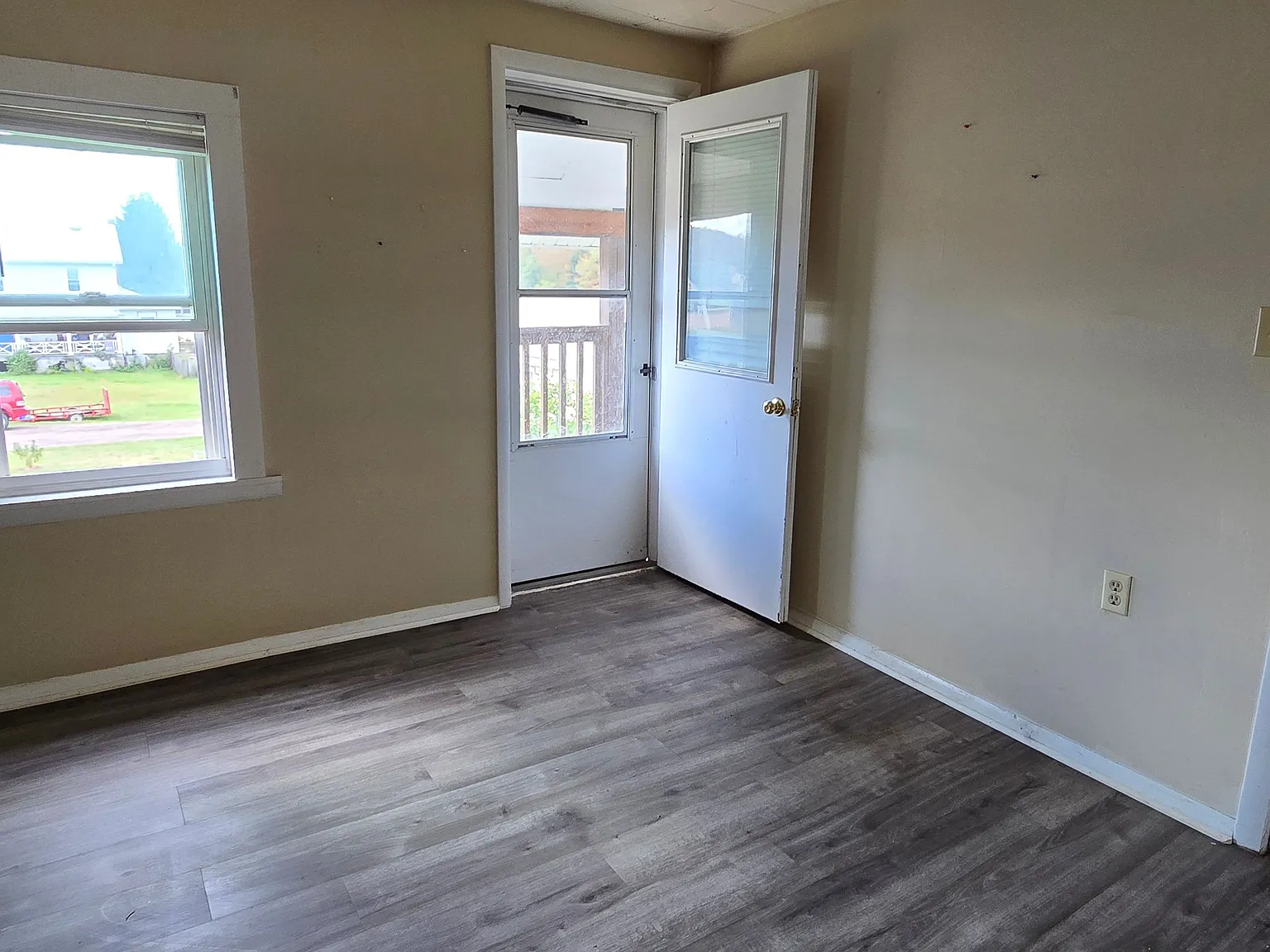 3 bed, 1.0 bath, 700 sqft, $800 — Photo 2