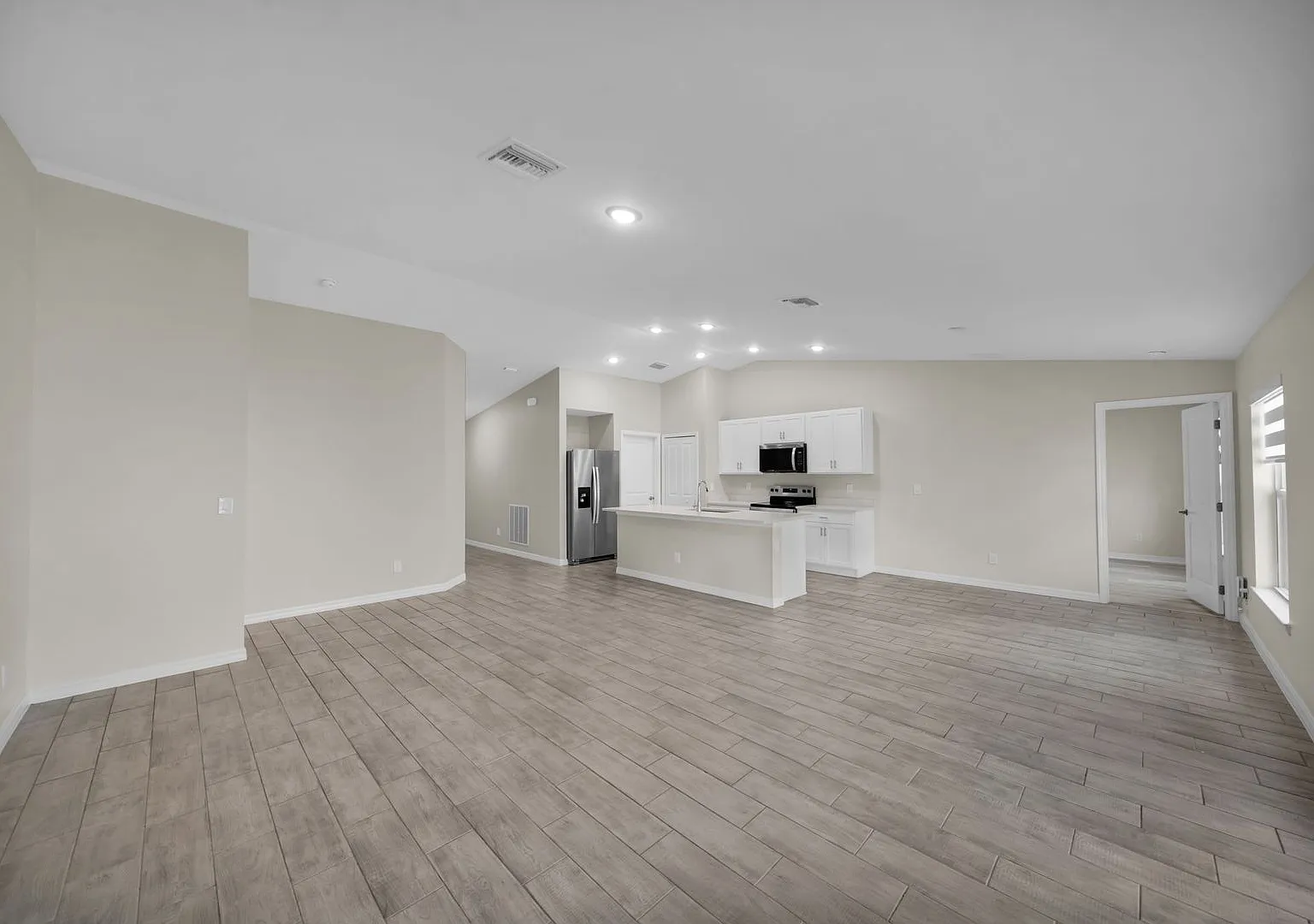 Single Family For Rent Located In Ne Of Cape Coral Fl!. 4br/2b.Rapid Approval. City Water! — Photo 4