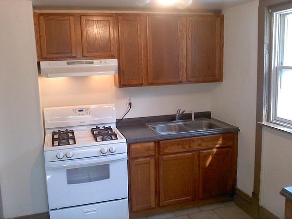 3rd image of 1607 1/2 S Cedar St