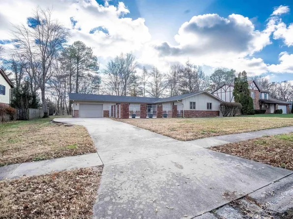 2909 W Kent Dr, Carbondale, IL 62901