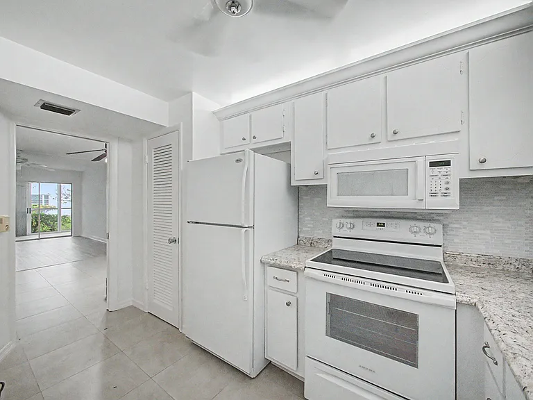 3 Westwood Ave #101E — Photo 4