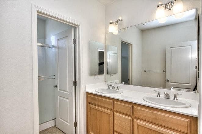 Master Bedroom's Bath