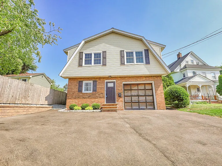 192 Maywood Ave — Photo 1