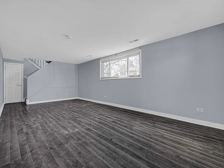 548 Regent Rd — Photo 9