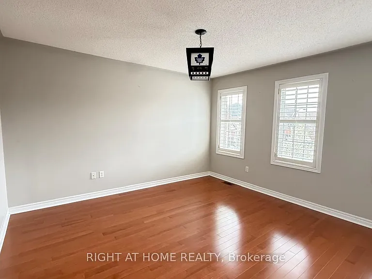 28 Laurentide Cres — Photo 23