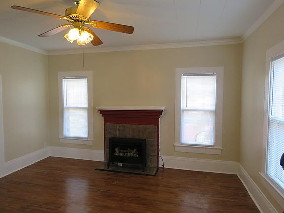 Livingroom with natural gase fireplace