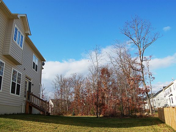 Generous cul-de-sac lot backs to trees
