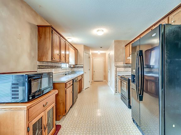 4th image of 804 Blue Springs Dr