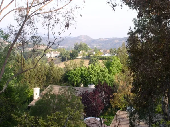 1 N Sparrowhawk Ln, Oak Park, CA 91377