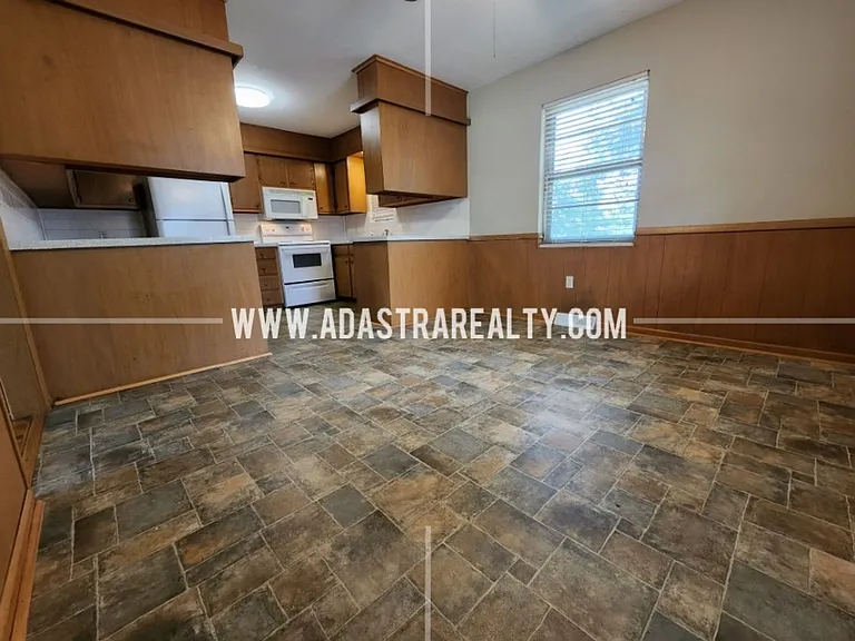 212 Brookside Dr — Photo 2