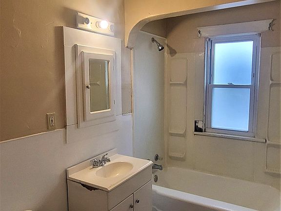 5th image of 33 Parkridge Ave #1