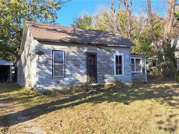 306 W 5th St, Longton, KS 67352