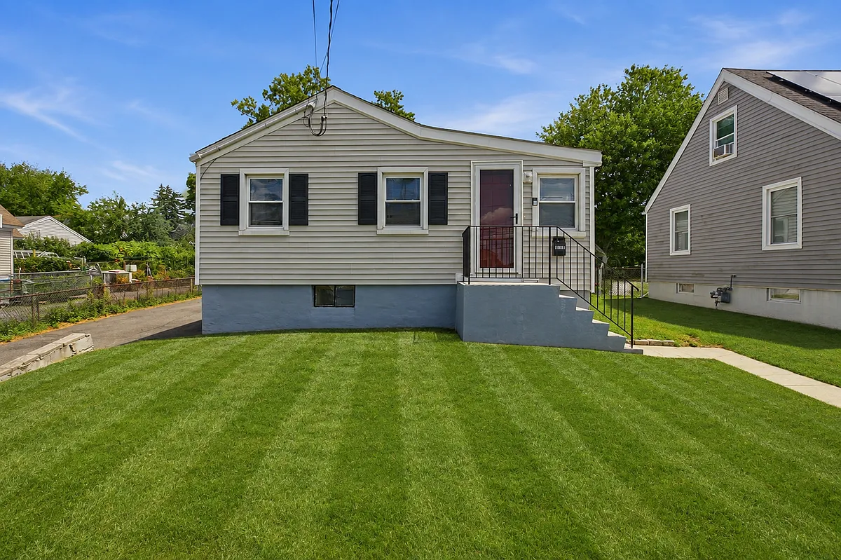 3 bed, 1.0 bath, 1264 sqft, $2,750 — Photo 1