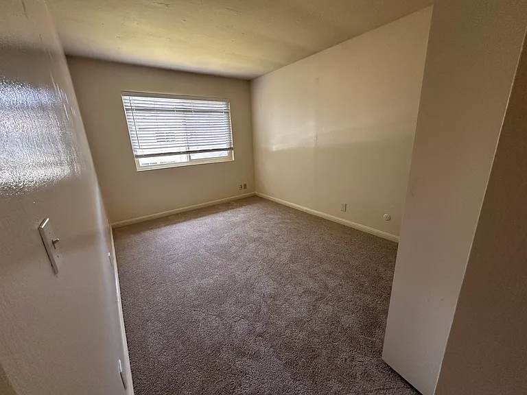 1047 Mohr Ln #B — Photo 13