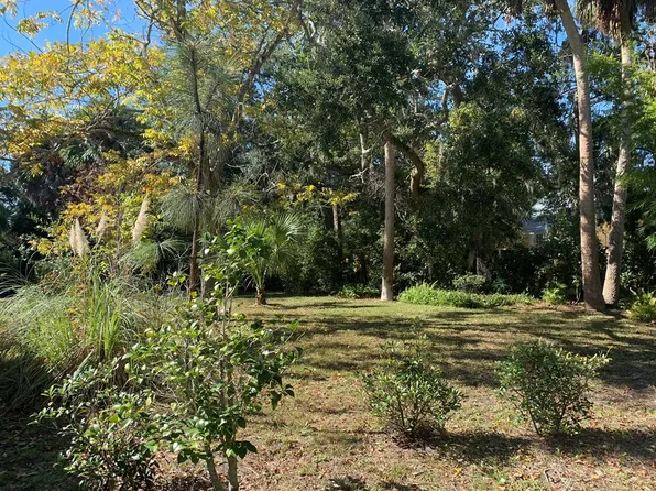 76 7th St, Apalachicola, FL 32320