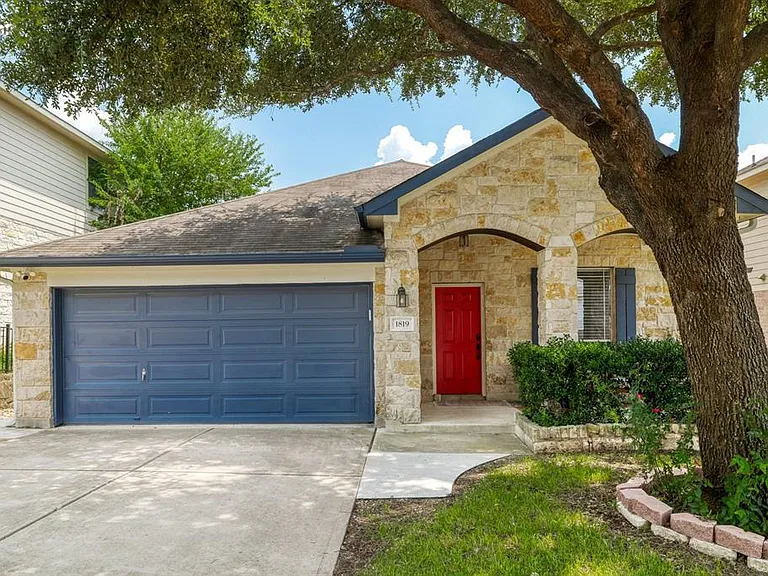 1819 Melissa Oaks Ln — Photo 1