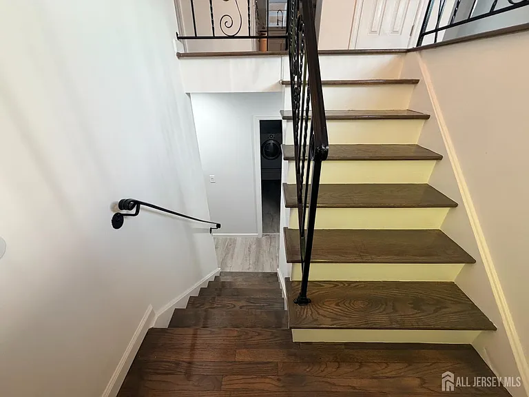 2460 Woodbridge Ave — Photo 6
