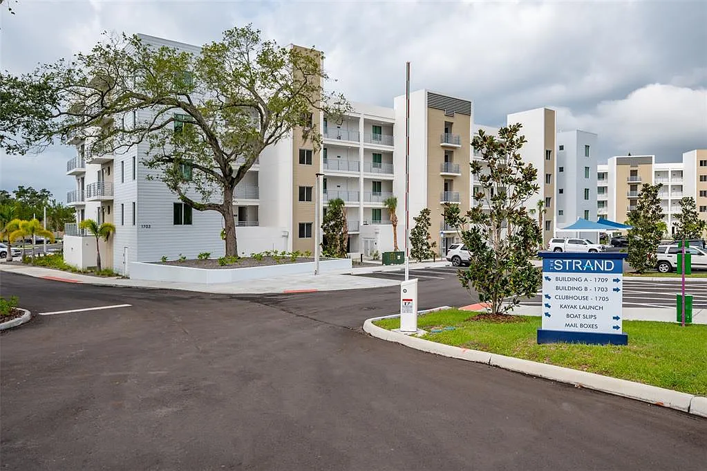 2 bed, 2.0 bath, 958 sqft, $3,750 — Photo 1