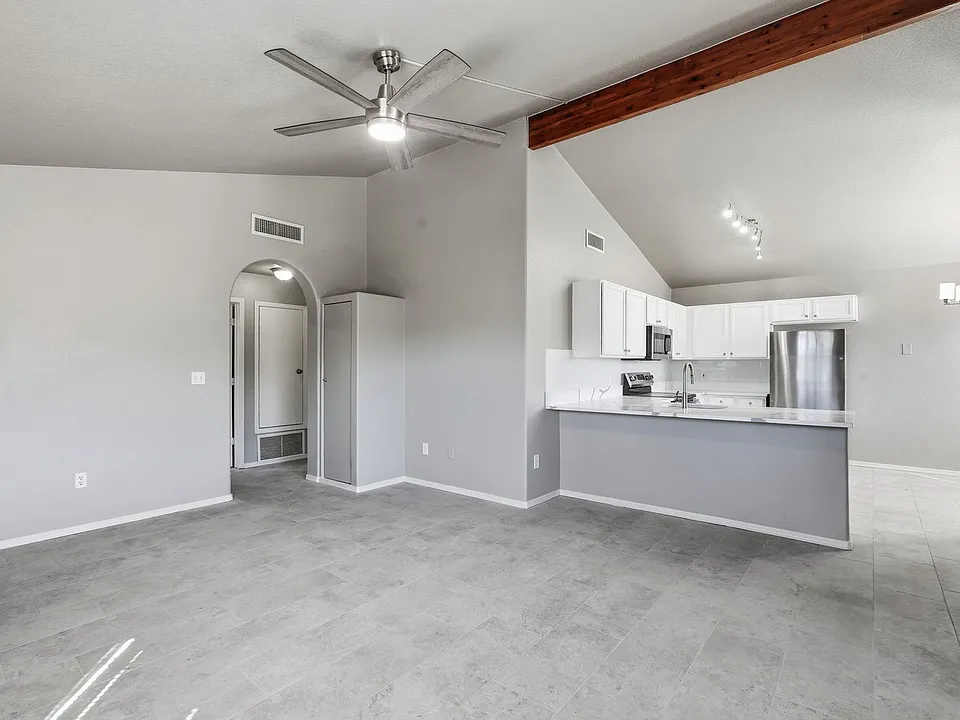 811 E. Caddie St.