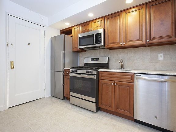 3rd image of 6515 Yellowstone Blvd APT 2D