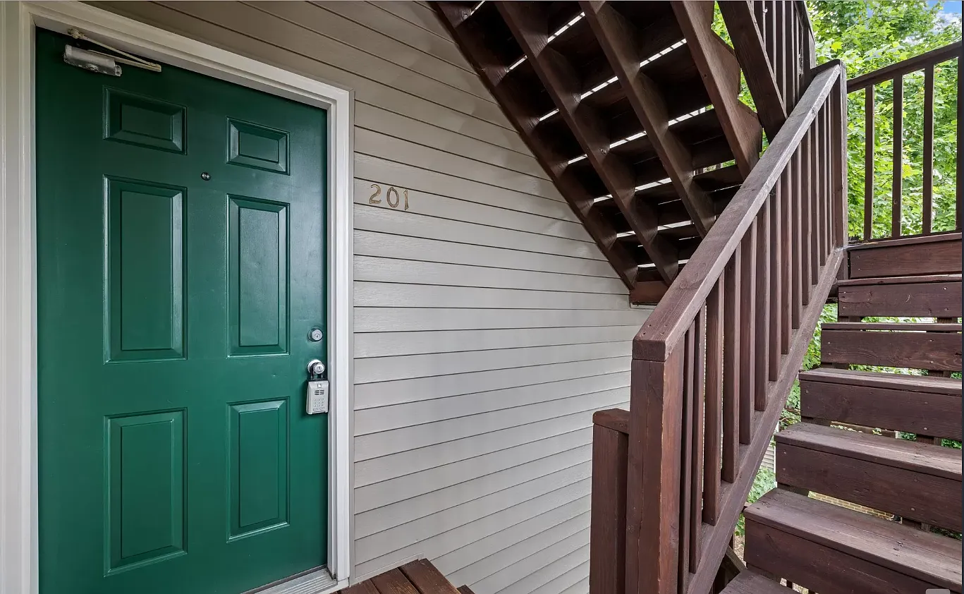 2 bed, 1070 sqft, $1,790 — Photo 2