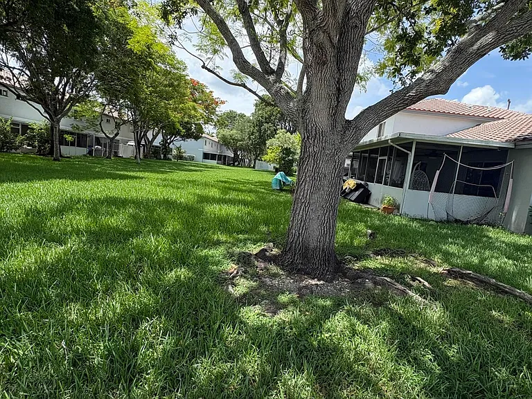 702 NW 208th Ter — Photo 31