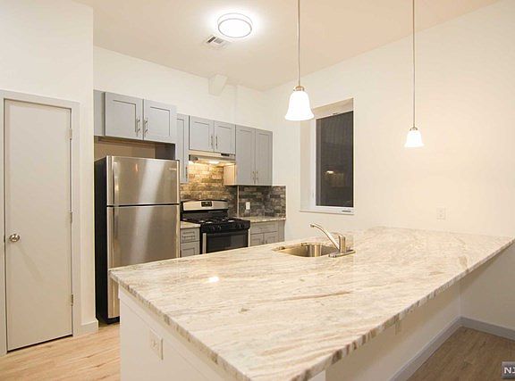4th image of 195-197 Lincoln Ave #102