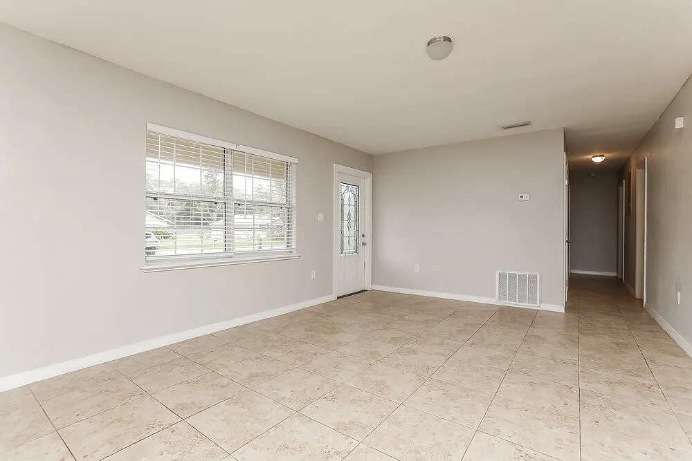 3 bed, 2.0 bath, 1352 sqft, $3,140 — Photo 4