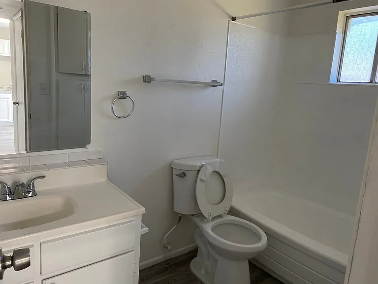2414 W Devonshire Ave — Photo 22