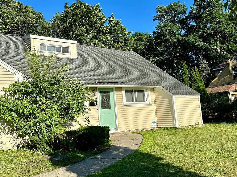 18 Briarwood Rd — Photo 1