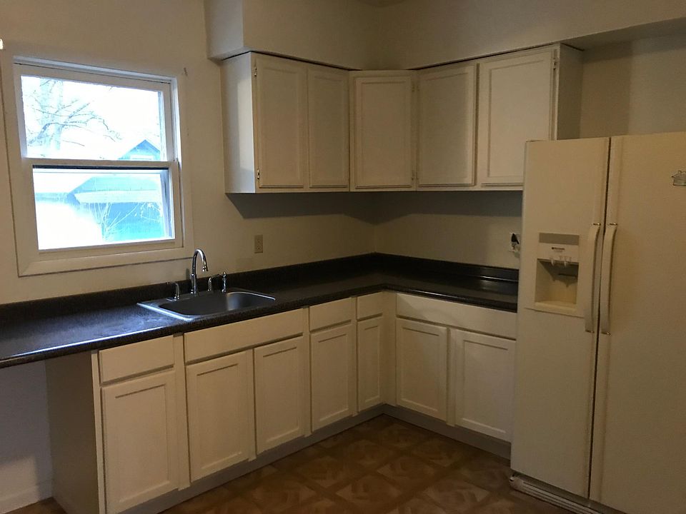 1st image of 1157 E 8th St #1