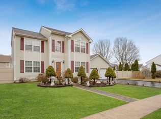 12 Crossbrooke Ct, Howell, NJ 07731