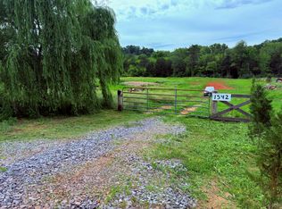 1542 W Dumplin Valley Rd, Dandridge, TN 37725