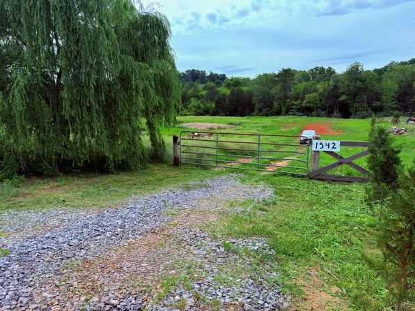 1542 W Dumplin Valley Rd, Dandridge, TN 37725