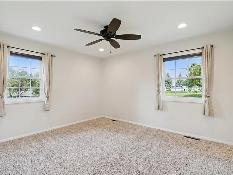 1429 Columbus Dr — Photo 11