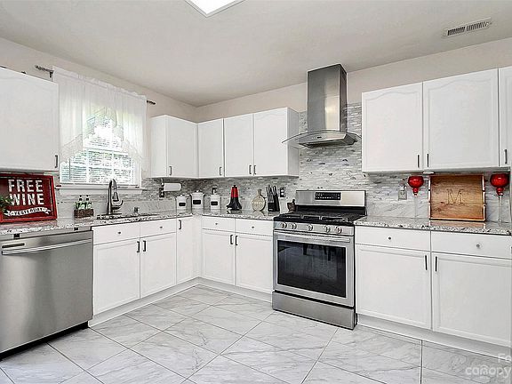 5th image of 15206 Edgewater Forest Ln