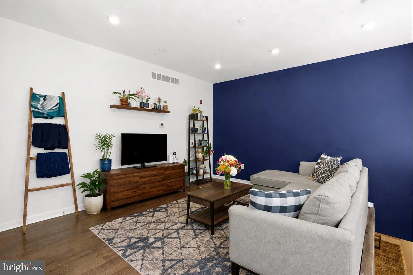2 bed, 2.0 bath, 1214 sqft, $2,195 — Photo 2