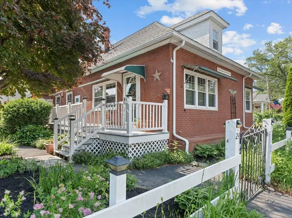 24 Arthur St, Methuen, MA 01844