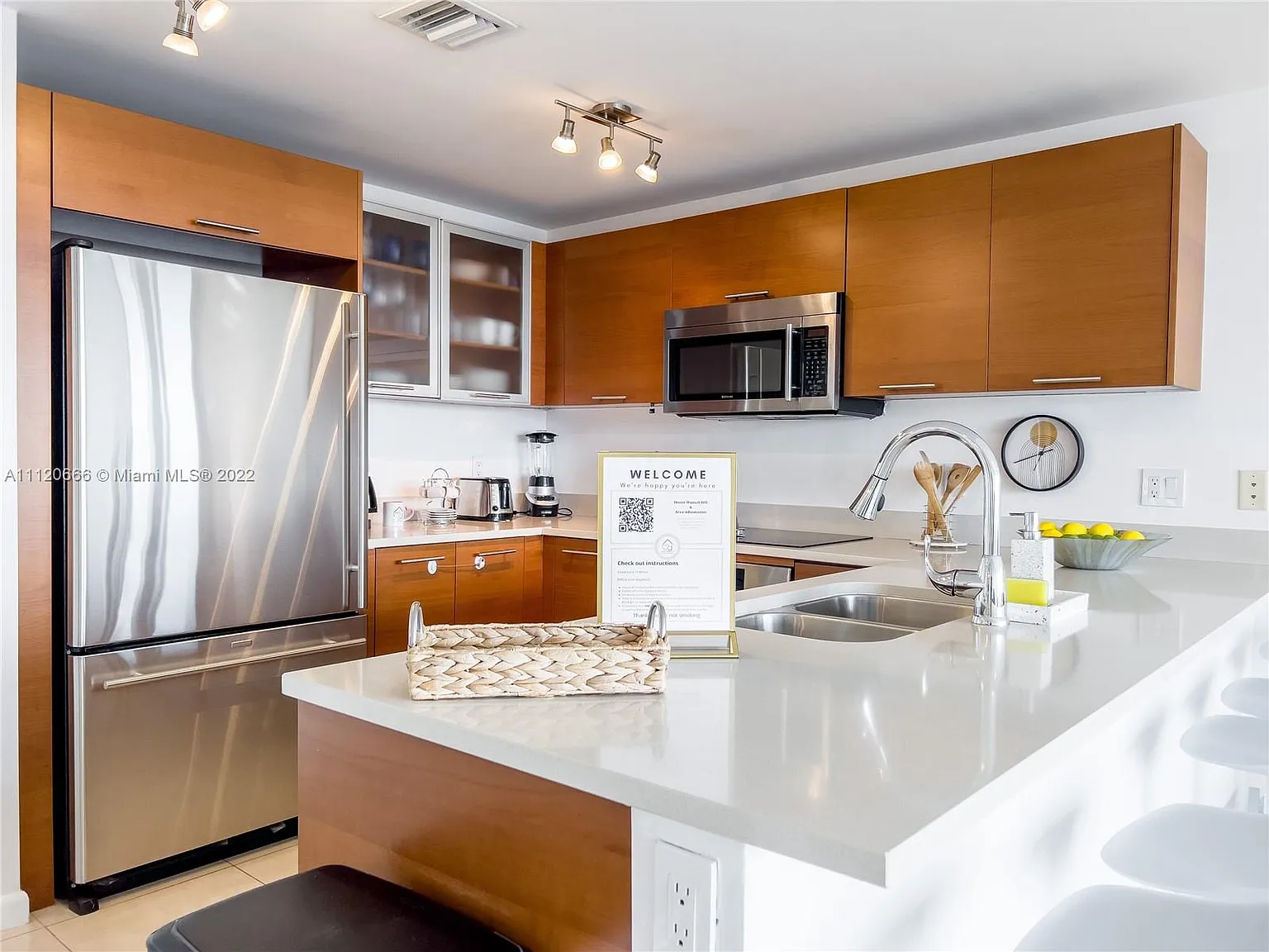 Midblock Miami Condo — Photo 3