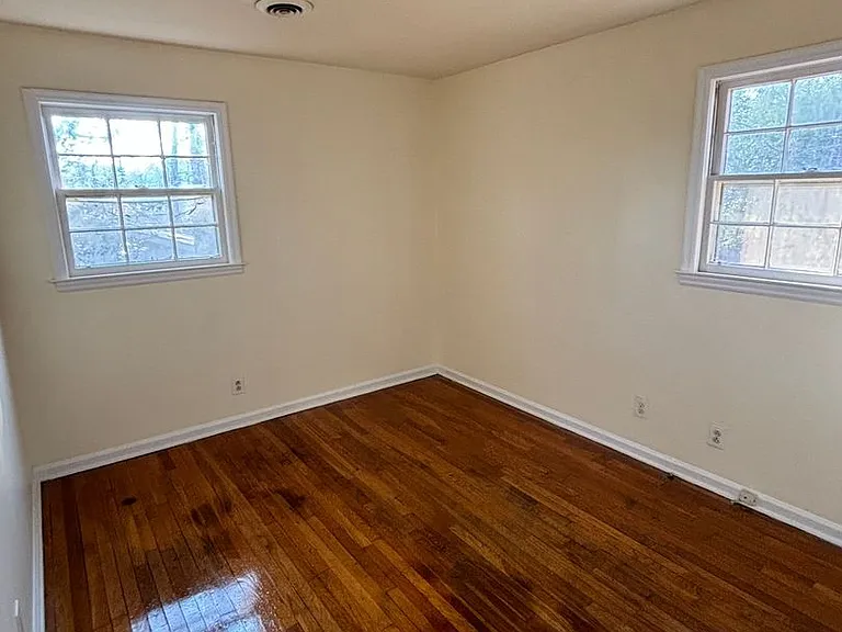 209 Mayfair Dr — Photo 3
