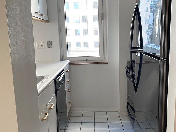 4th image of 350 W 50th St APT 11I